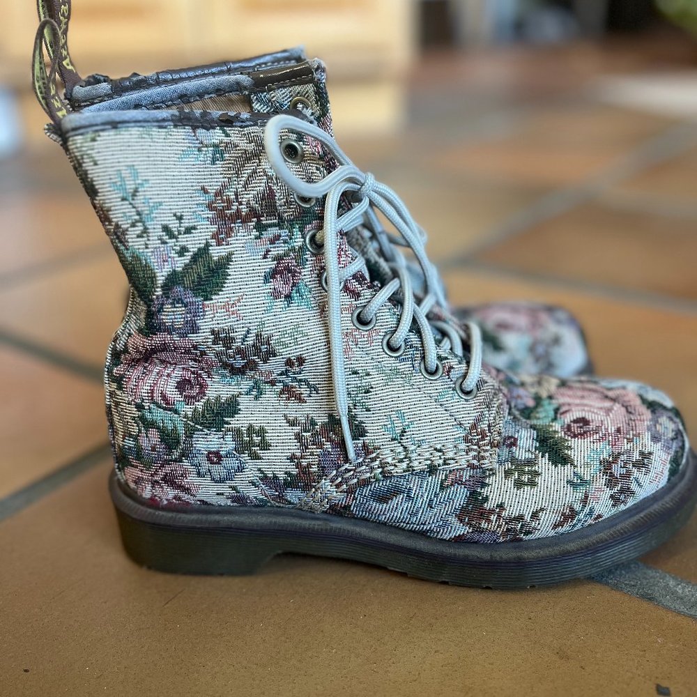 *Rare* DR MARTENS "CASTEL" Floral Tapestry Needlepoint Boots Size 37